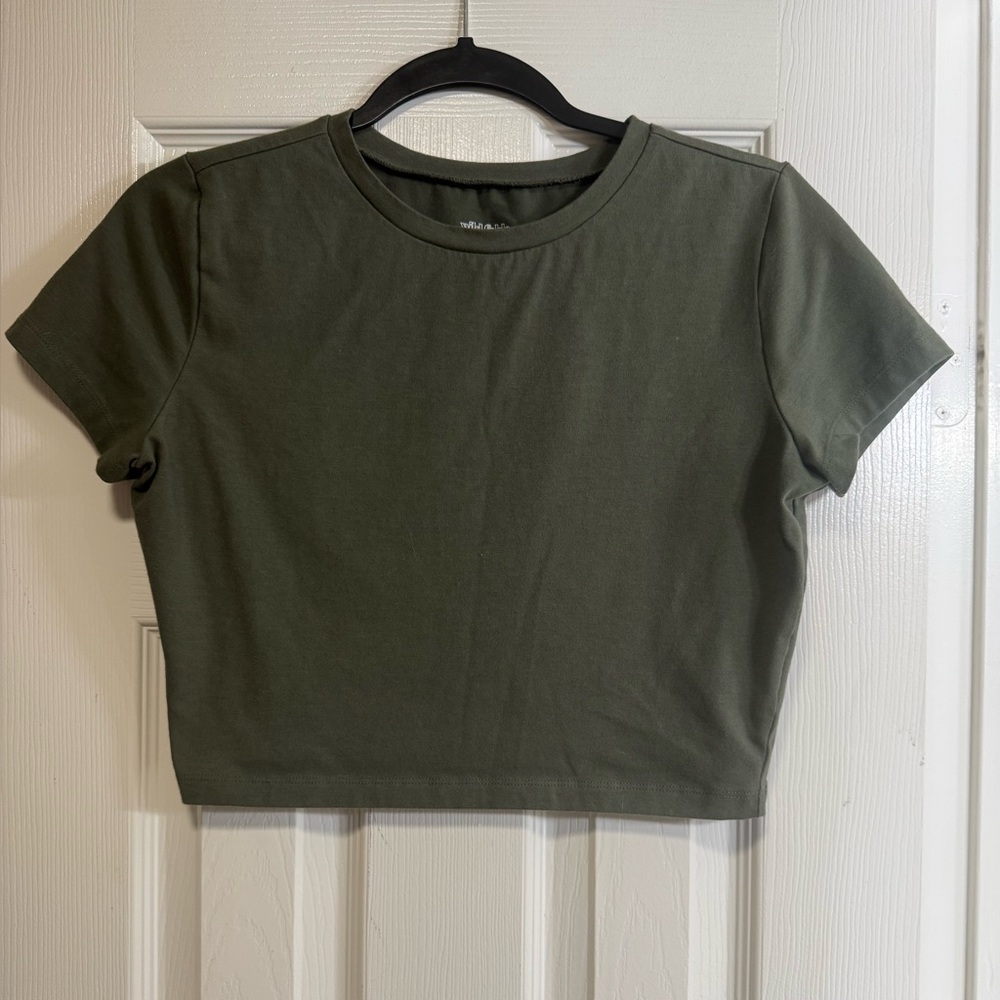 Wild Fable army green crop to. Short sleeves. Juniors Large. EUC